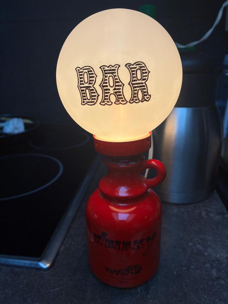 Vintage whiskylamp, Huis en Inrichting, Woonaccessoires | Vazen, Ophalen of Verzenden, Gebruikt, Rood, Minder dan 50 cm