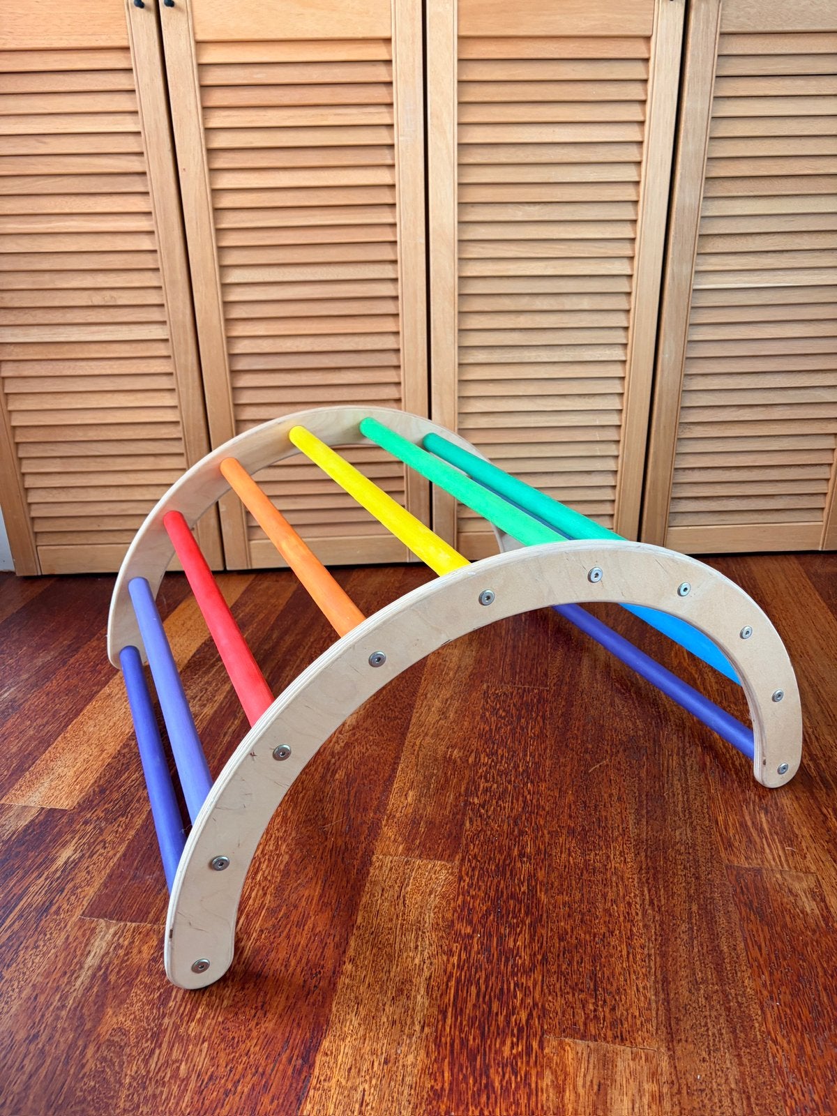 Arche d'escalade Montessori en bois – couleurs arc-en-ciel, Enfants & Bébés, Enlèvement, Comme neuf