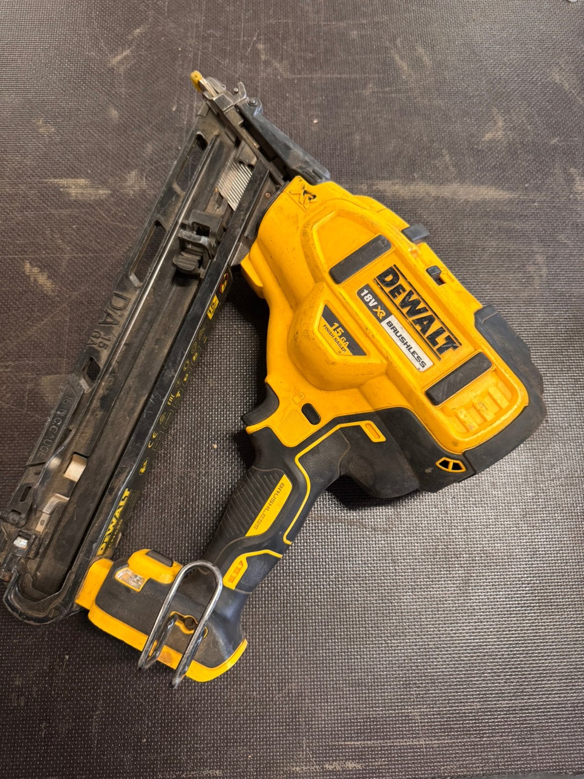 DeWalt DCN650 18V XR Brushless 15 Ga Afwerktacker (Body), Doe-het-zelf en Bouw, Ophalen, Gebruikt