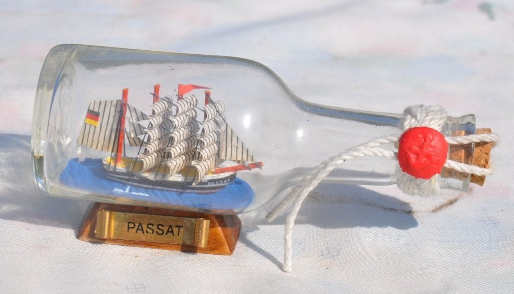 bouteille decorative  avec bateau interne, Enlèvement ou Envoi, Comme neuf, Voilier, Modèle réduit