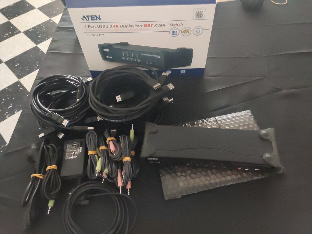 Aten CS1924M – 4‑poorts 4K DisplayPort/HDMI KVM, Computers en Software, Ophalen of Verzenden, Zo goed als nieuw