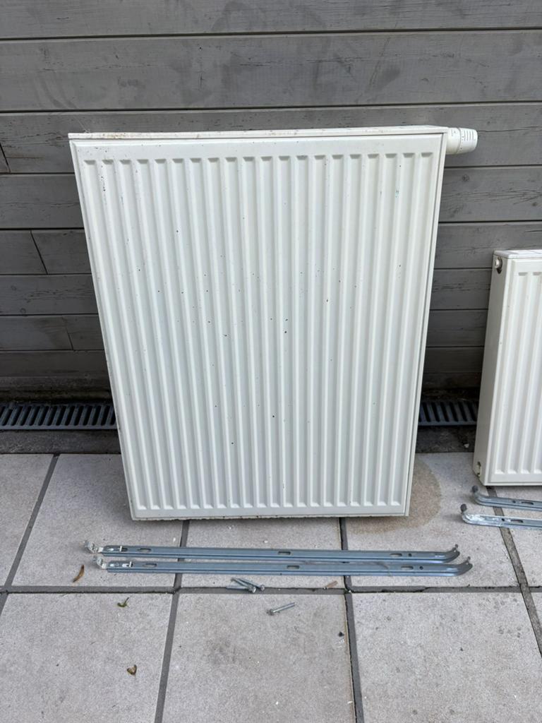 2 plaatradiatoren, Bricolage & Construction, Chauffage & Radiateurs, Enlèvement, Comme neuf