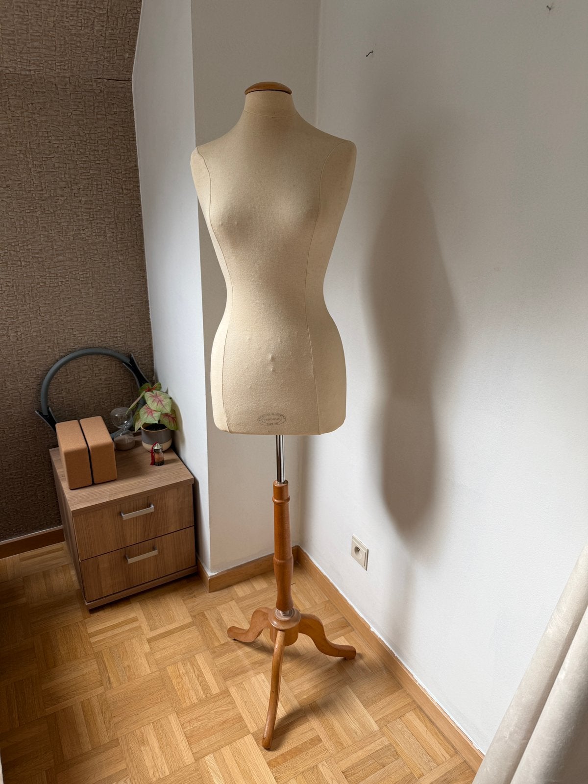 Mannequin buste pour femme avec base en bois, Hobby & Loisirs créatifs, Enlèvement, Utilisé, Mannequin