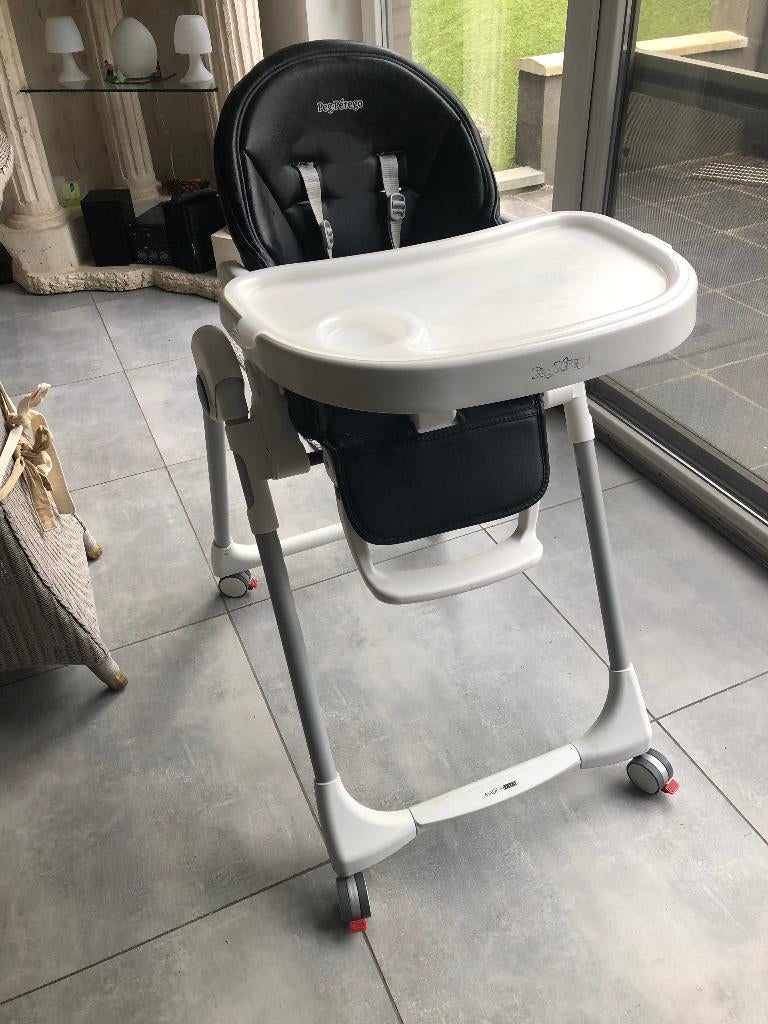 Chaise haute noire pour bébé de la marque PEG-Pérego, Enfants & Bébés, Chaises pour enfants, Utilisé, Chaise pliante, Coulissant