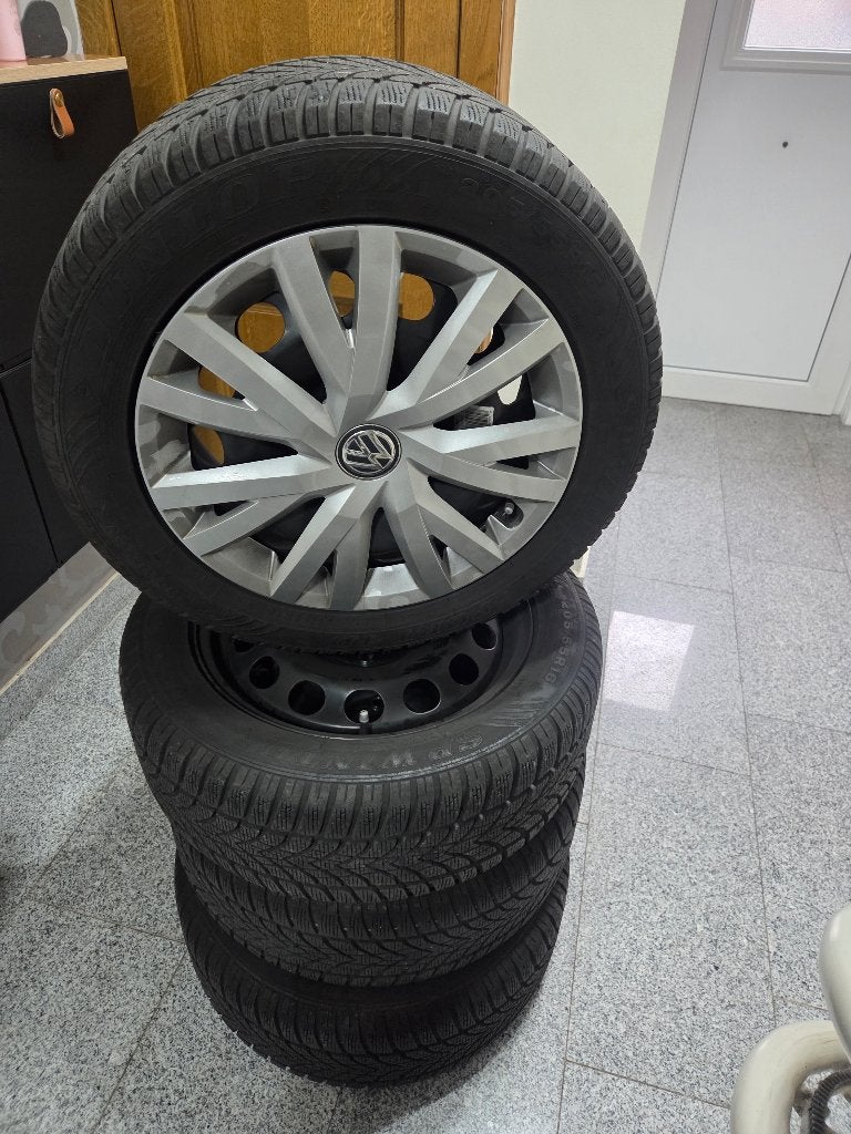 kit de jantes hiver pour VW en très bon état, Autos : Pièces & Accessoires, Pneus & Jantes, Pneus et Jantes, Pneus hiver, 16 pouces
