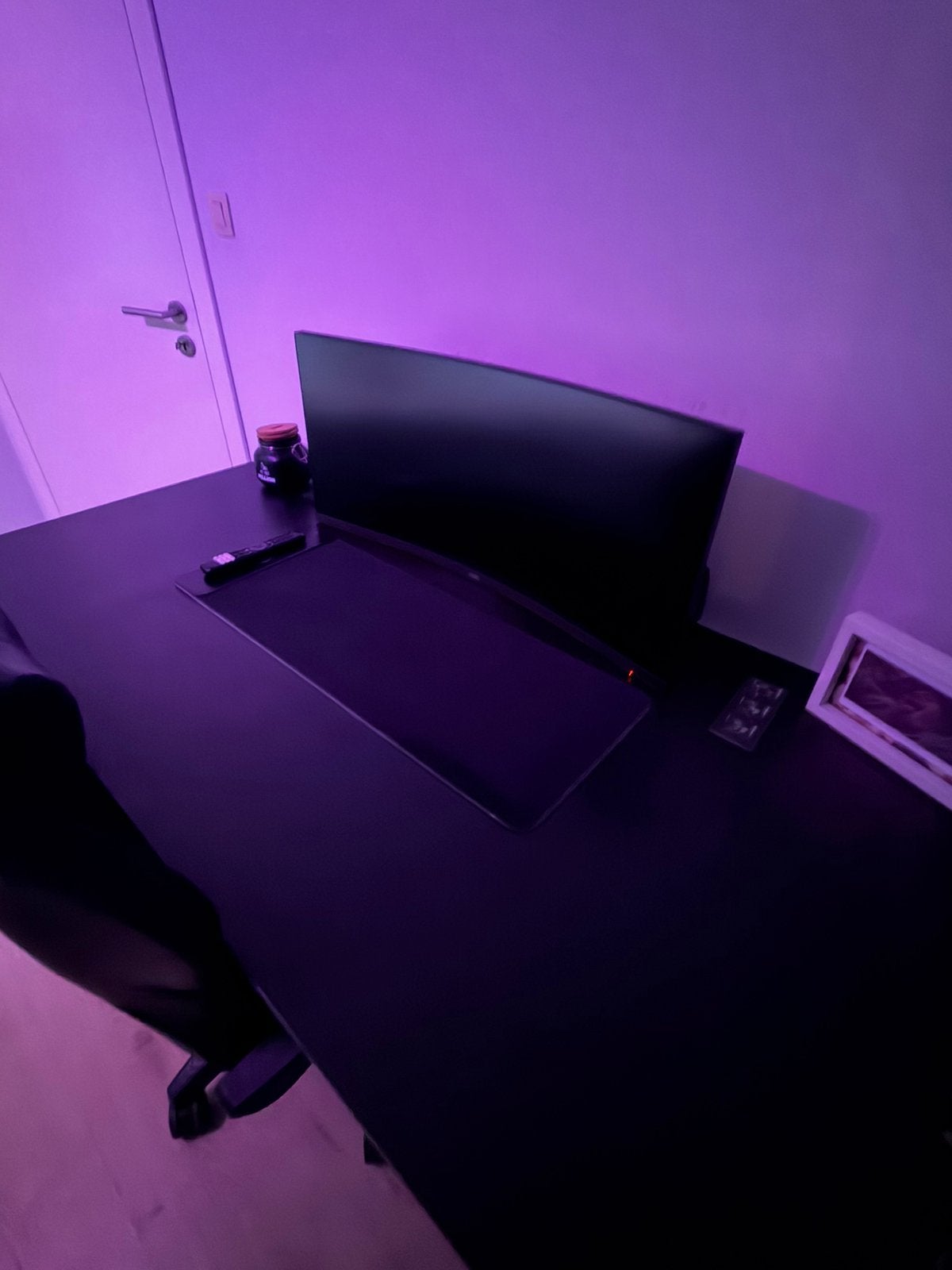 Bureau en monitor te koop, Ophalen, Zo goed als nieuw