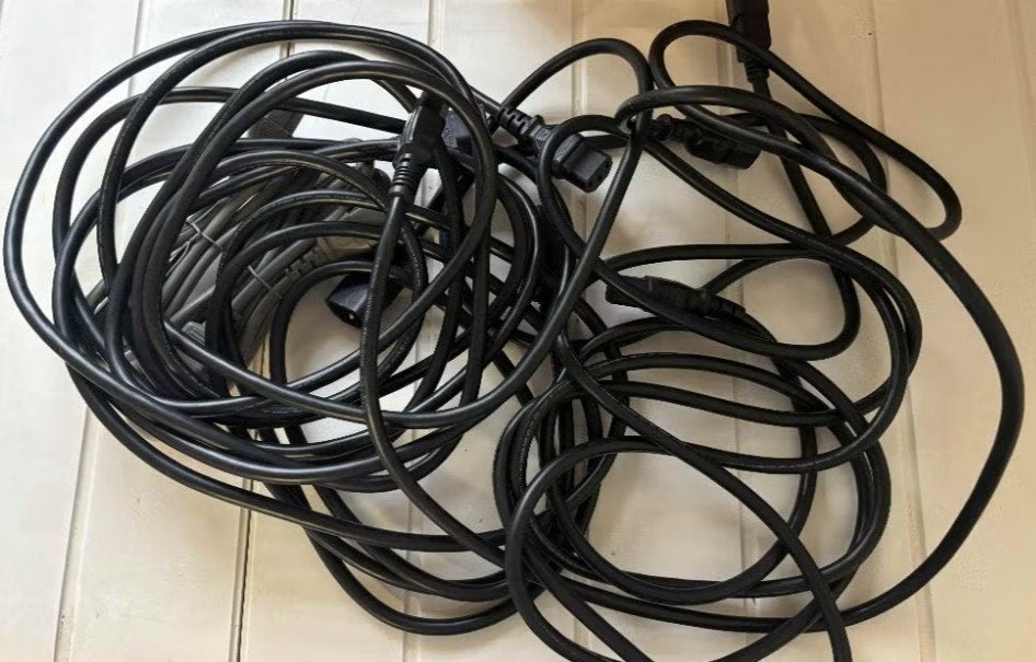 8 Cables Alim PC + 2 rallonges (neuf jamais servis), Enlèvement, Neuf