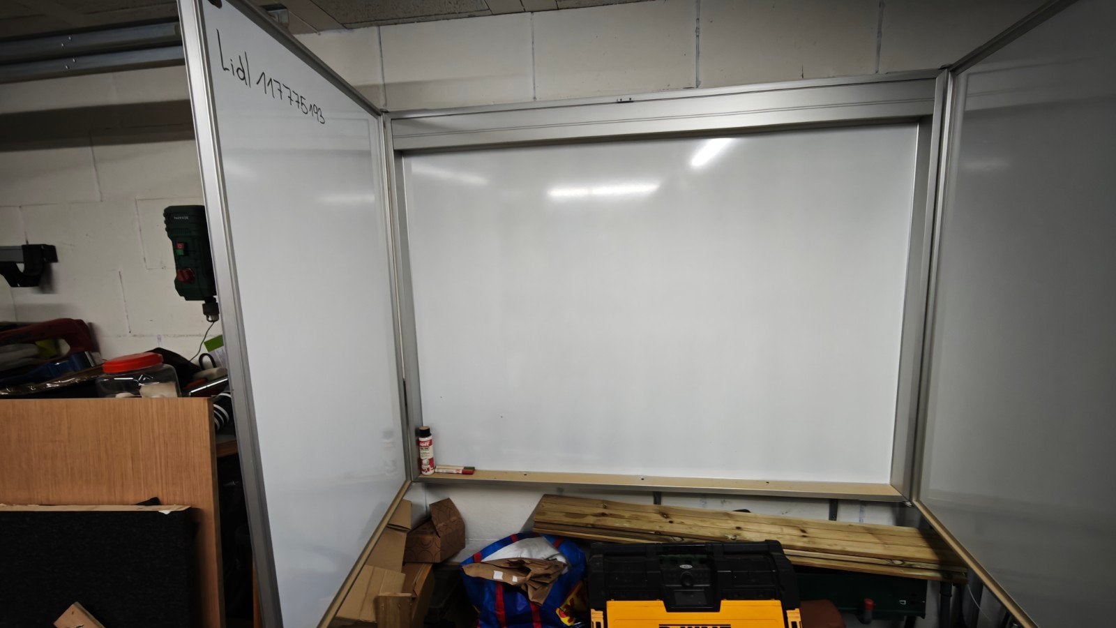 whiteboard met ingebouwd projectiescherm. Dubbel, Divers, Enlèvement, Utilisé, Tableau blanc