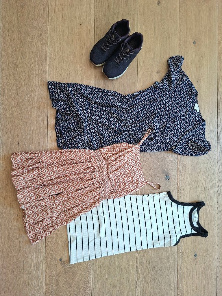 Meisjesjurken en Sketchers, Ophalen, Gebruikt, Maat 146