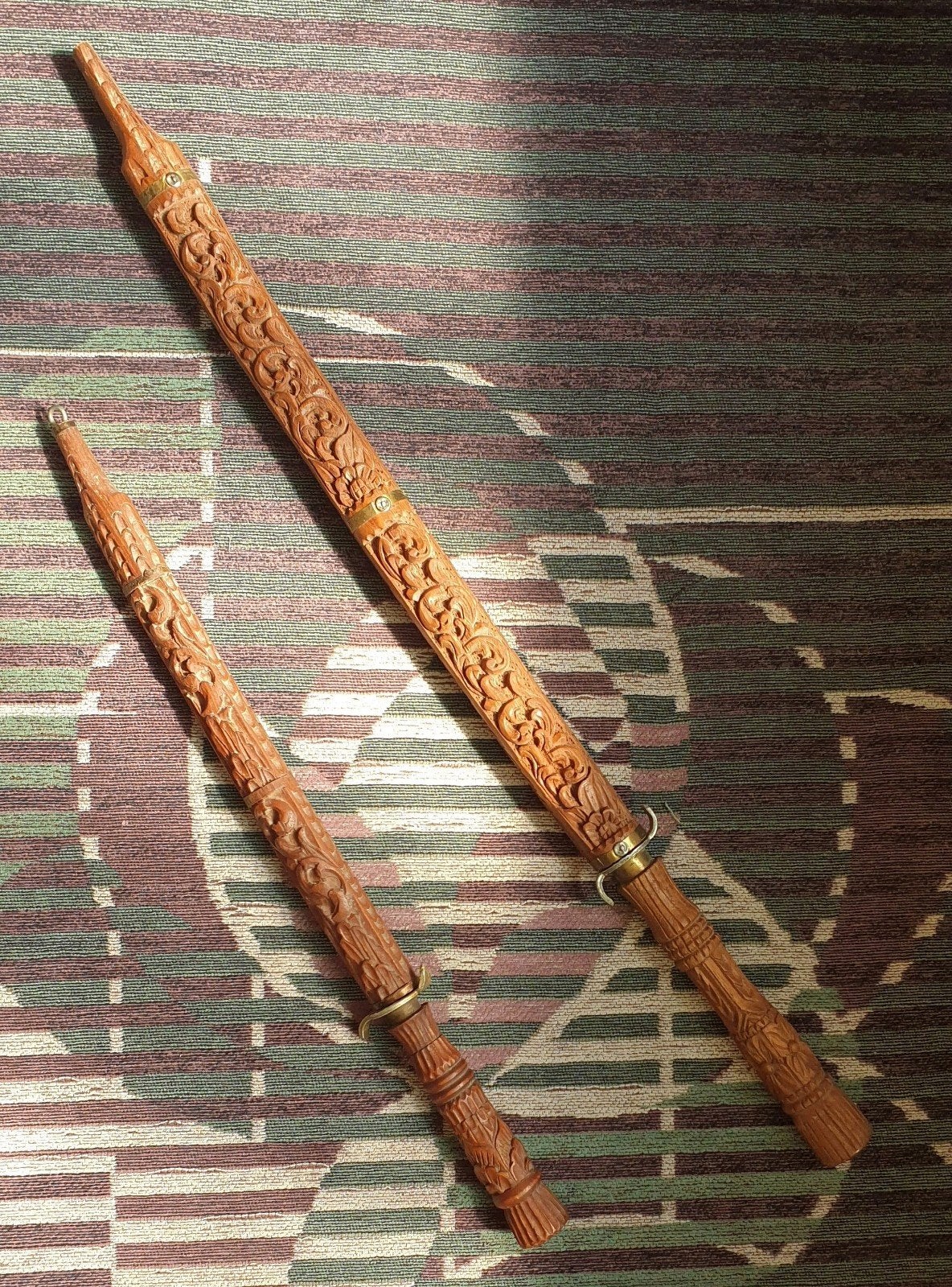 2 Indonesische zwaarden met houtsnijwerk, Ophalen of Verzenden