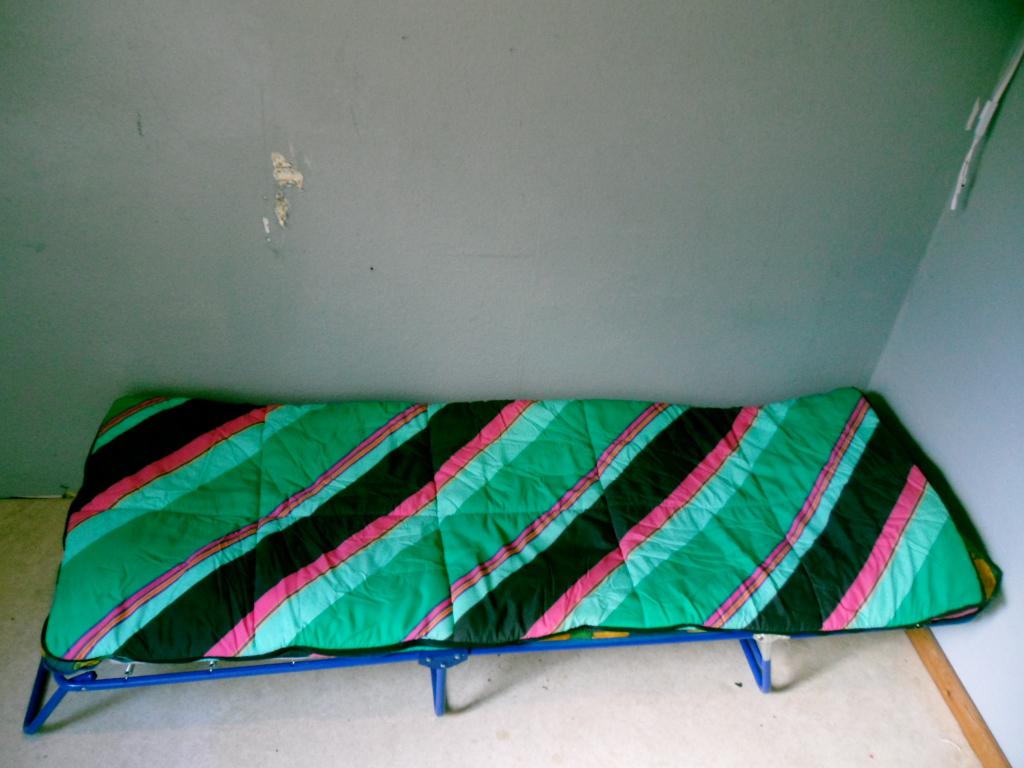 sac de couchage oblique vert foncé/vert clair/rouge, Caravanes & Camping, Enlèvement, Utilisé