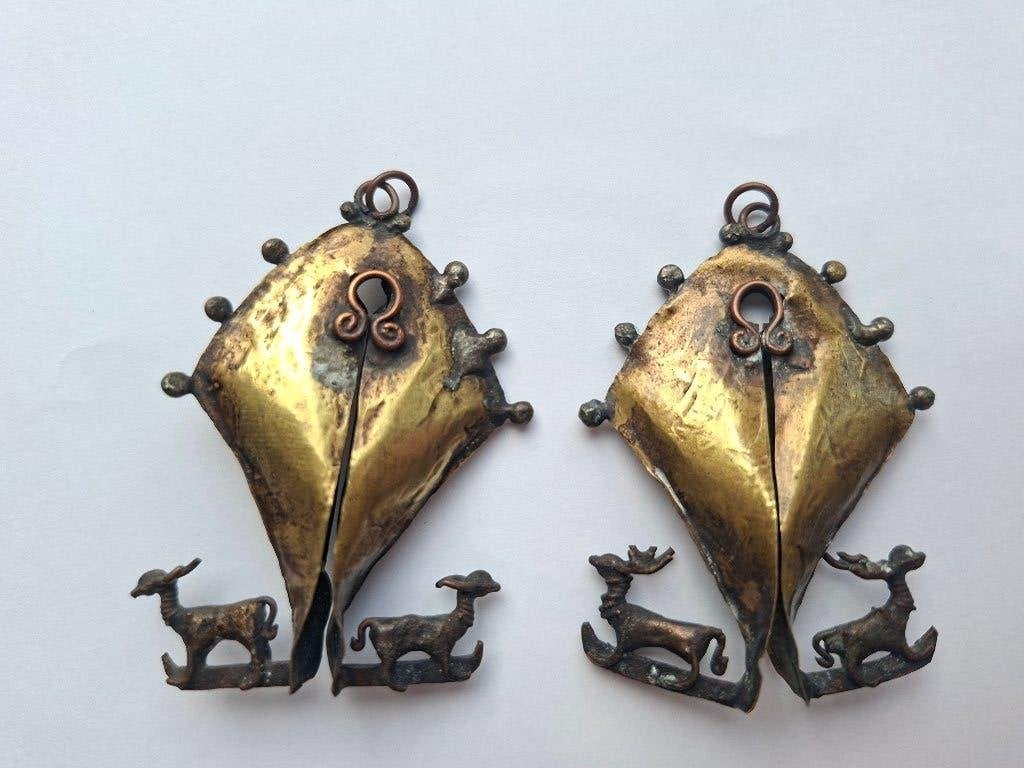 Antieke bronzen mamuli oorbellen Indonesië, Antiek en Kunst, Ophalen of Verzenden, Brons