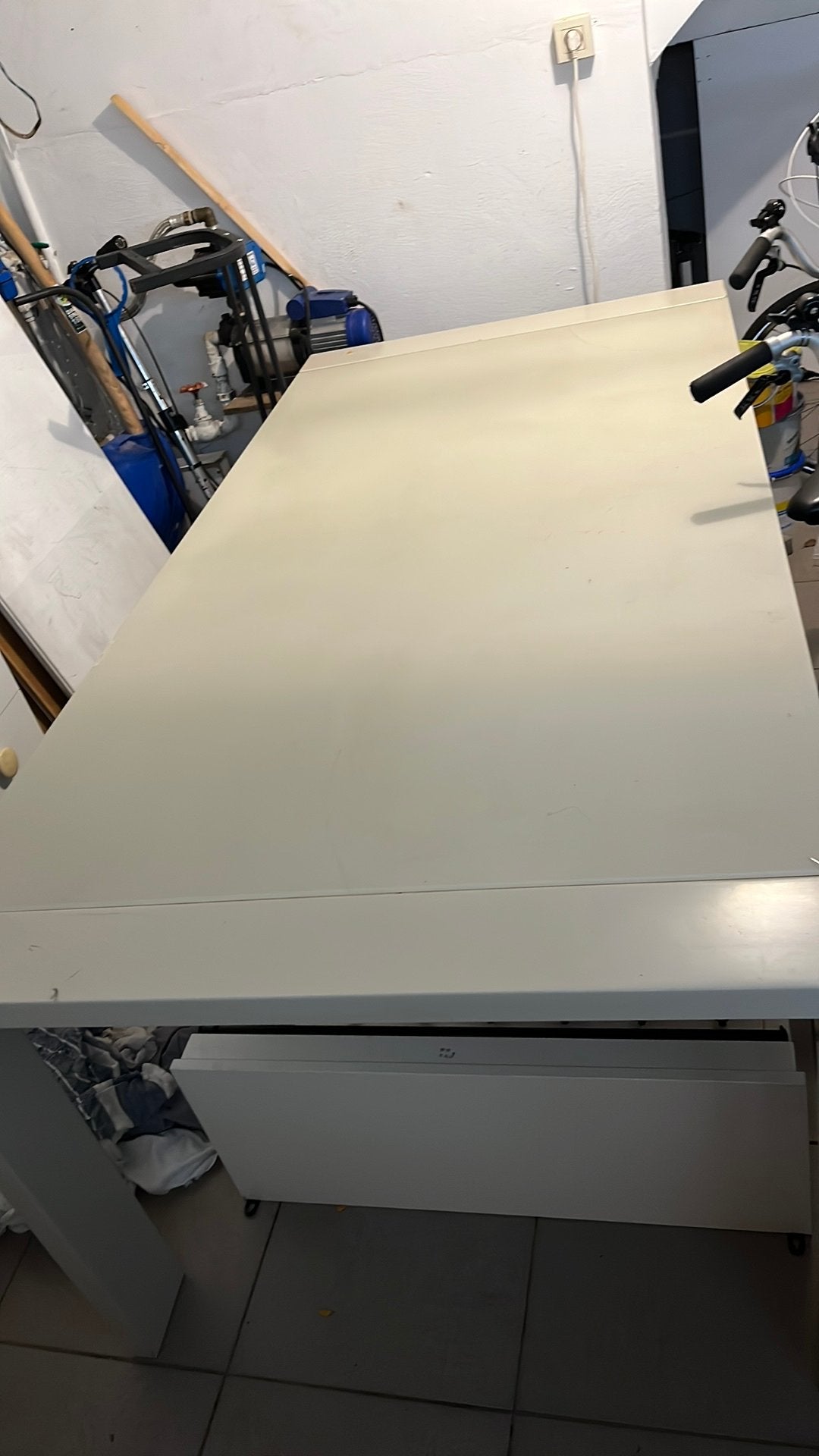 Stevige moiie witte tafel mey glazen blad, Enlèvement, Comme neuf