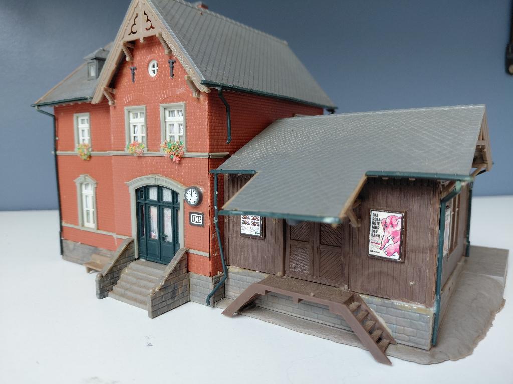 Bâtiment de la gare Kibri HO 9492 de Reichelsheim, Hobby & Loisirs créatifs, Enlèvement ou Envoi, Utilisé, Courant continu ou Courant alternatif