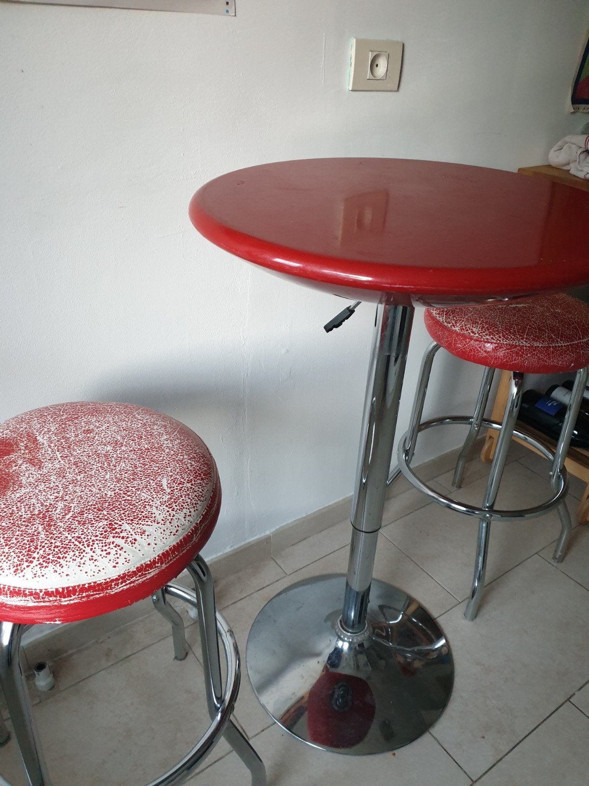 Table haute rouge et ses deux chaises, Enlèvement