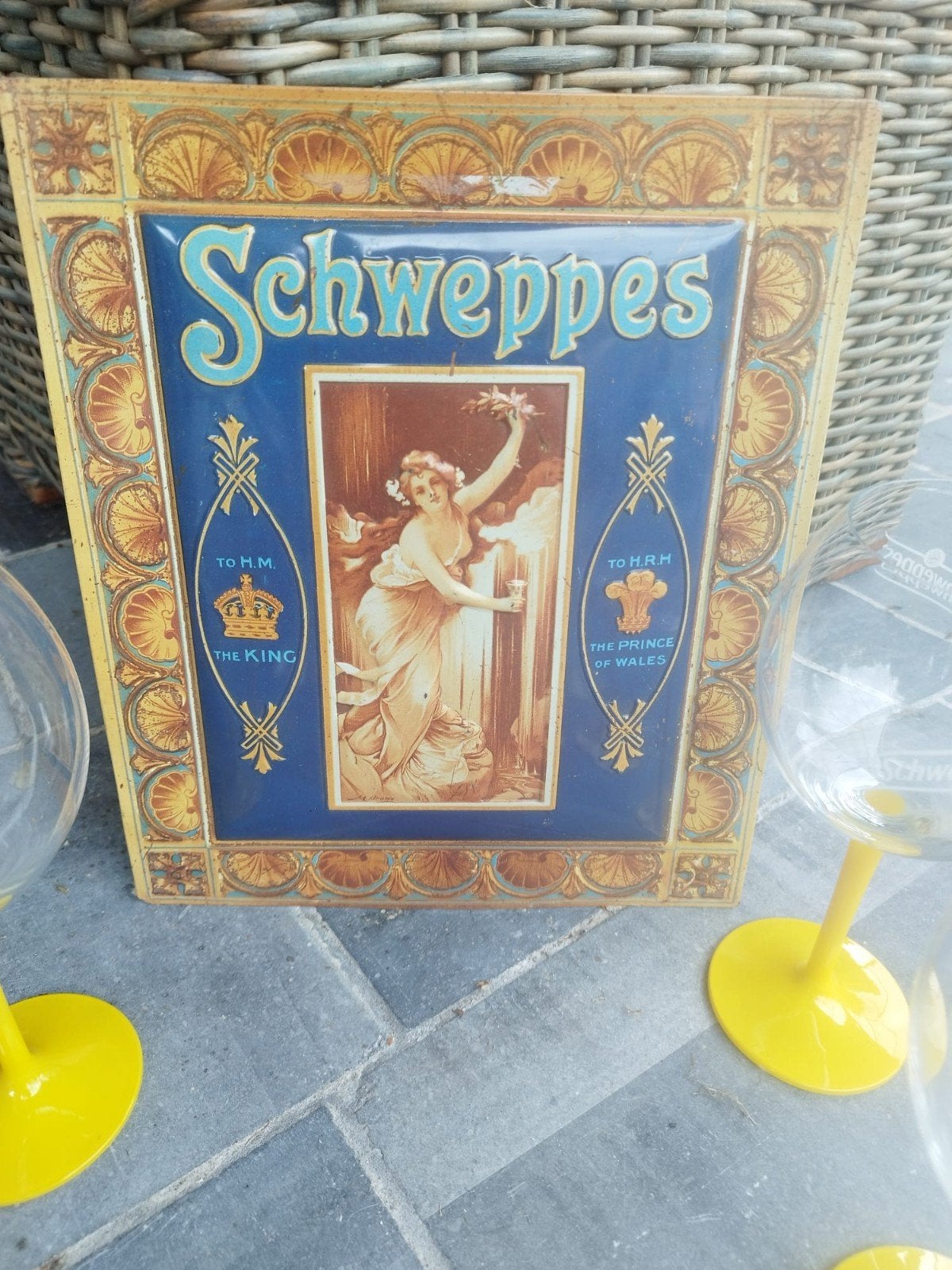Reclame bord en 6 glazen schweppes, Ophalen