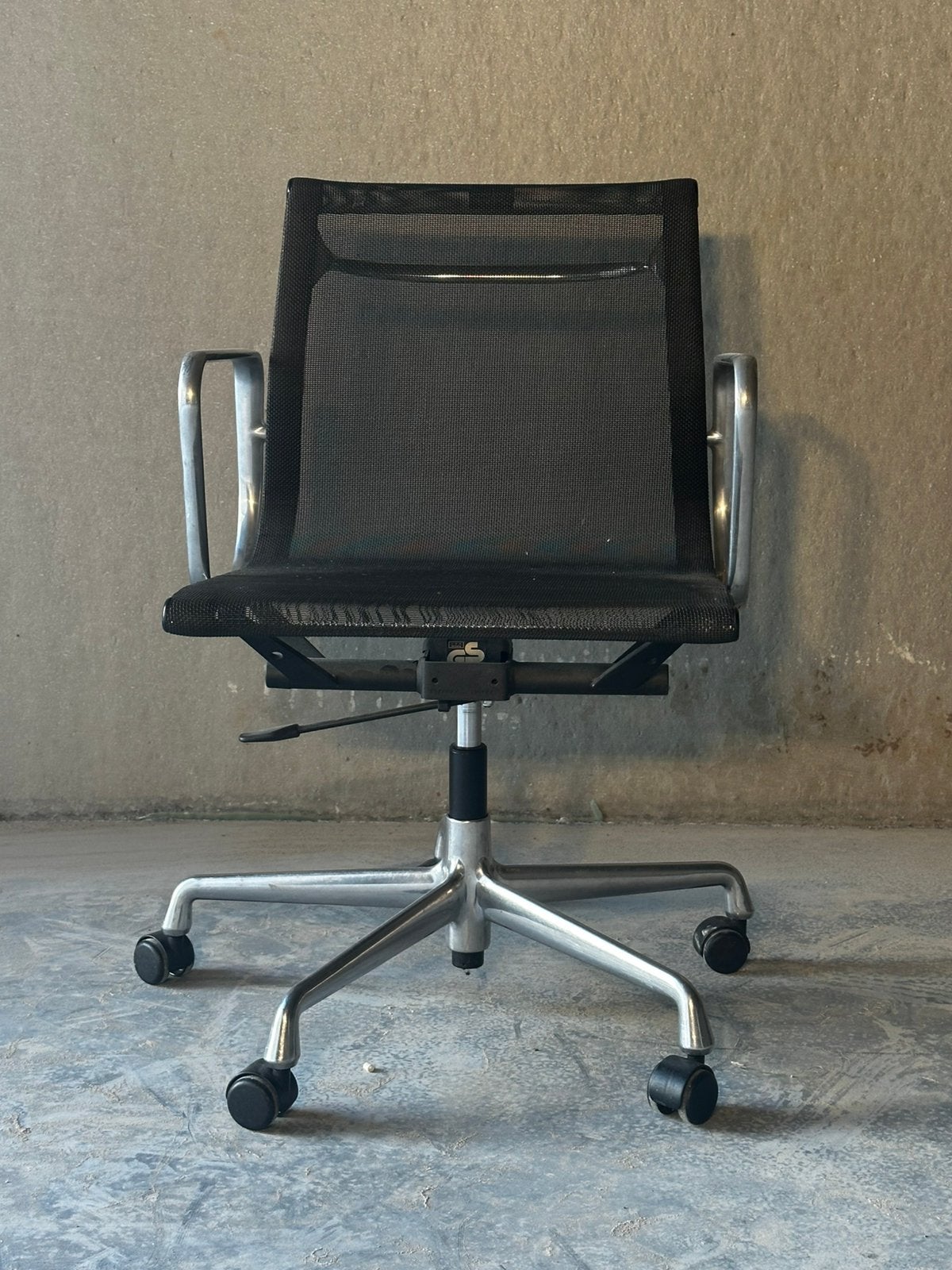 Design bureaufauteuil — zwart gaas, Huis en Inrichting, Ophalen, Zo goed als nieuw, Zwart, Bureaustoel