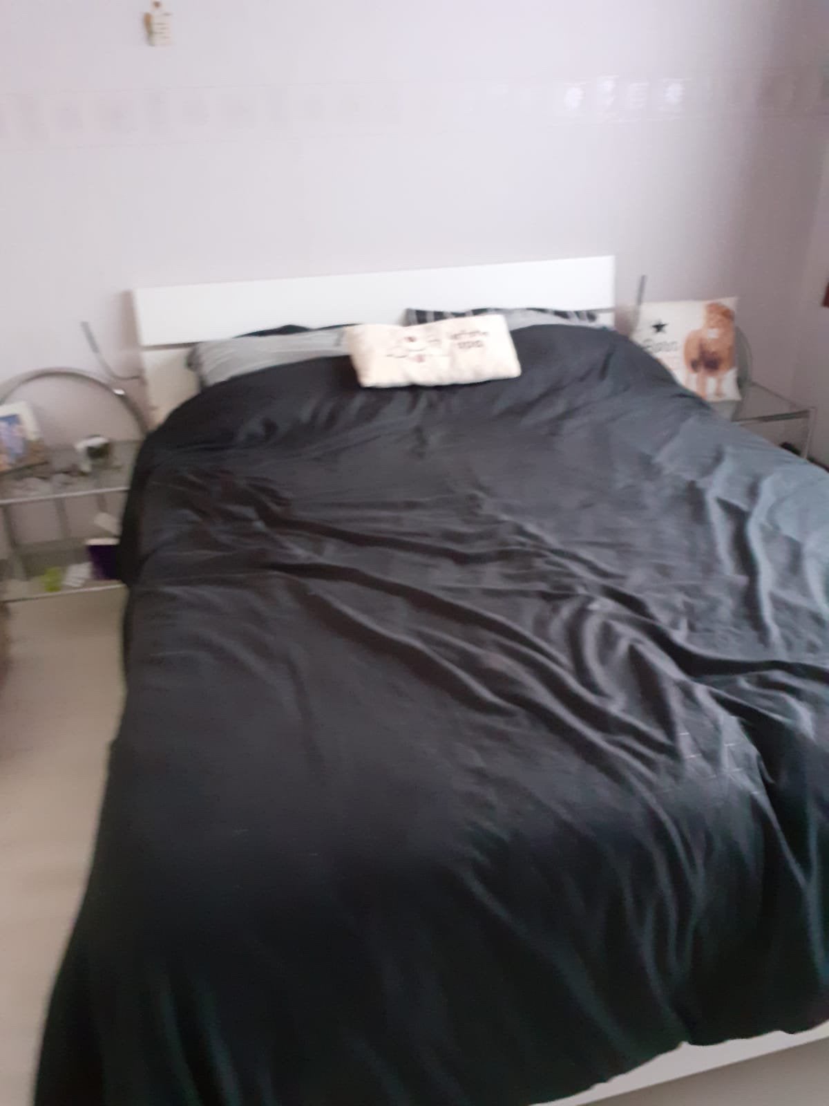 Gratis bed met 2 nachttafels, Enlèvement, Utilisé, Deux personnes