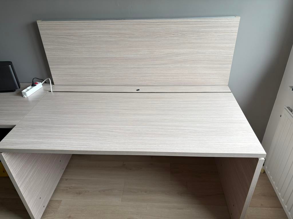 Bureau confortable et commode mobile qui l'accompagne, Bureau d'ordinateur, Comme neuf, Bois, Espace de rangement