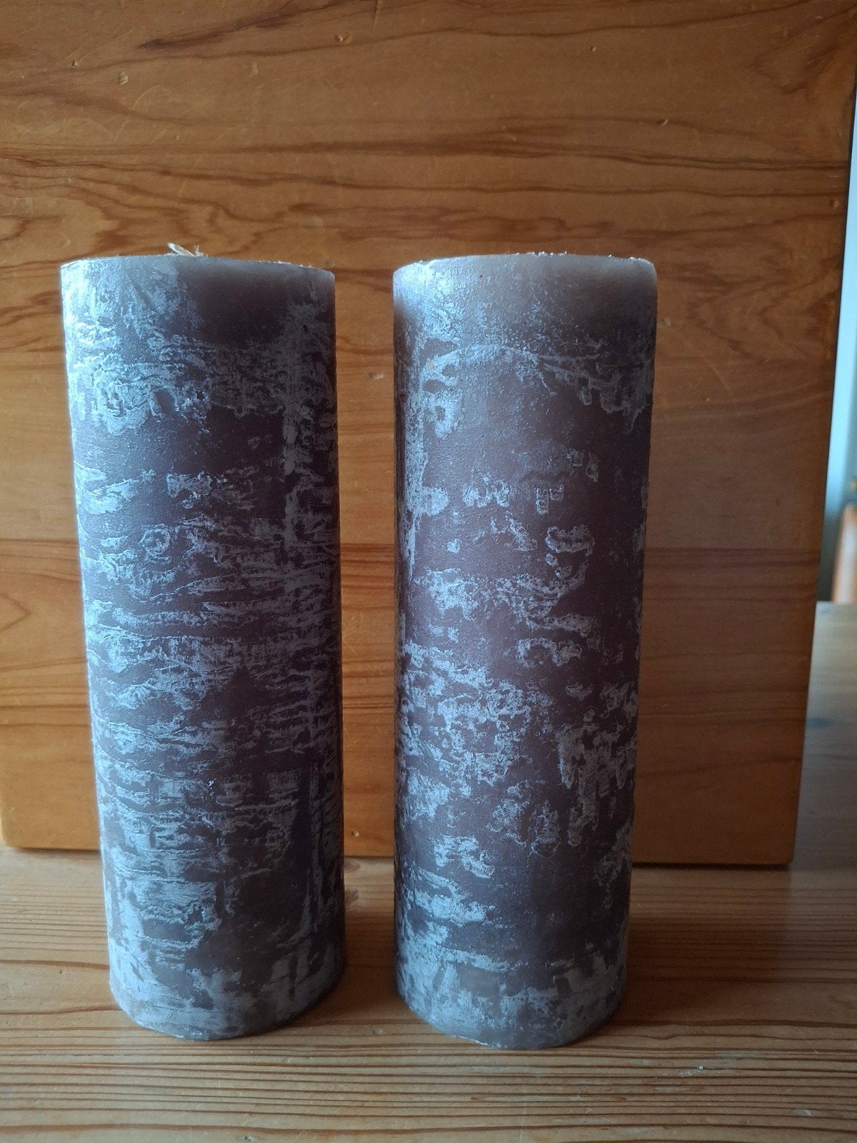 2 rustieke kaarsen 22cm en 7cm doorsnee, Ophalen, Zo goed als nieuw, Bruin