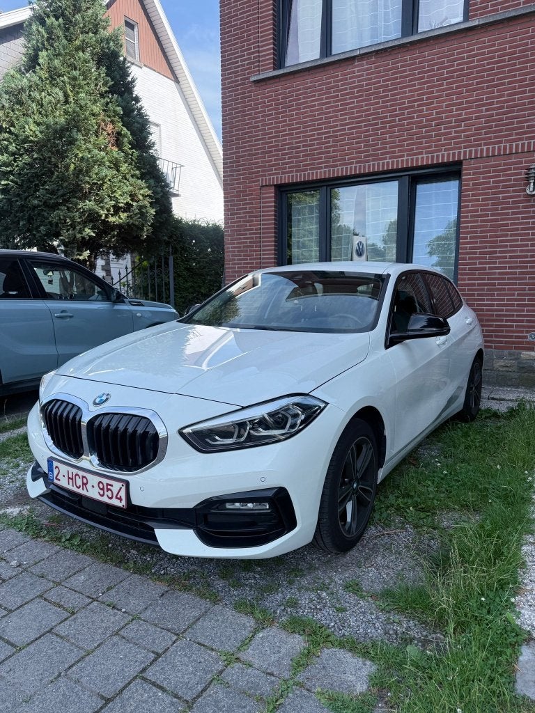 BMW 118i Sport Line Automaat, Auto's, Dealer onderhouden, 1 Reeks, Euro 6, Wit