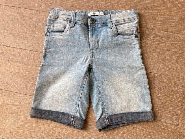 Tweekleurige jeansshort Name It maat 128 cm, Broek, Gebruikt, NAME IT., Ophalen of Verzenden