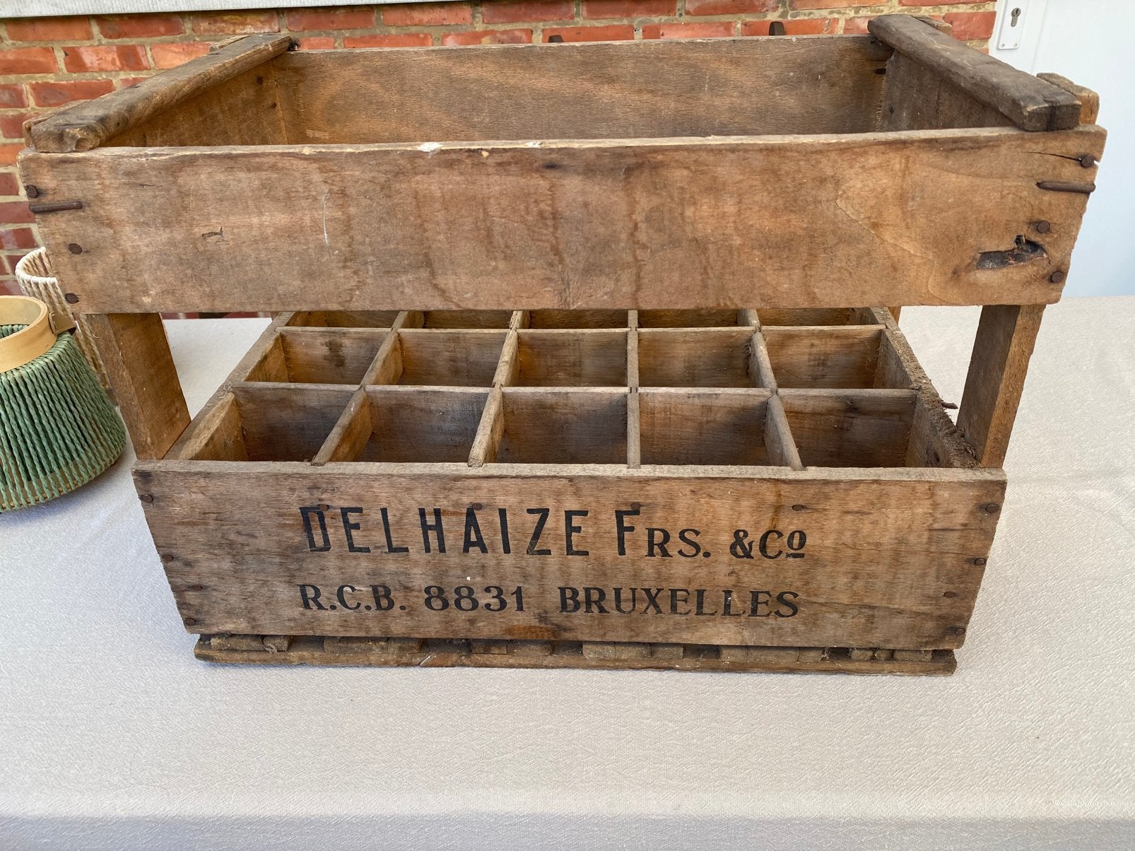 Oude houten flessenkrat van Delaize Frères & Co uit Brussel, Ophalen