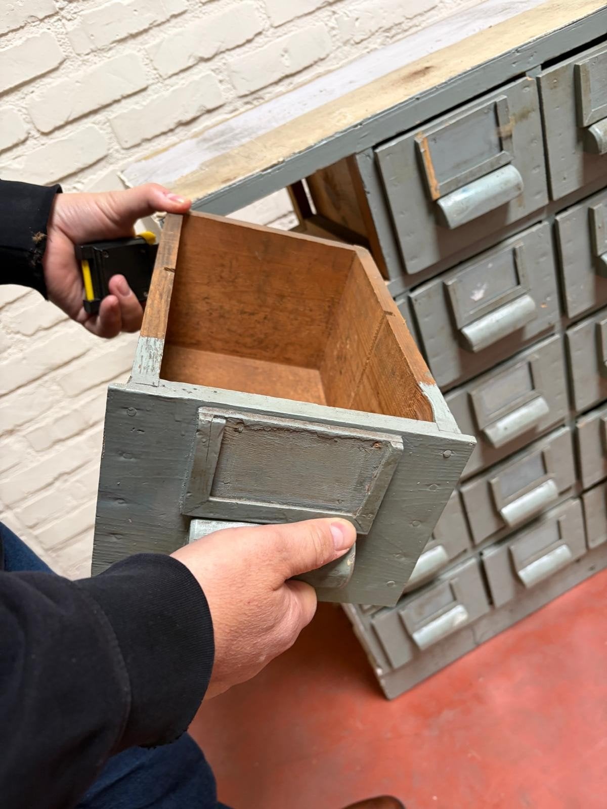 Kast met 60 schuifjes voor werkplaats, Ophalen