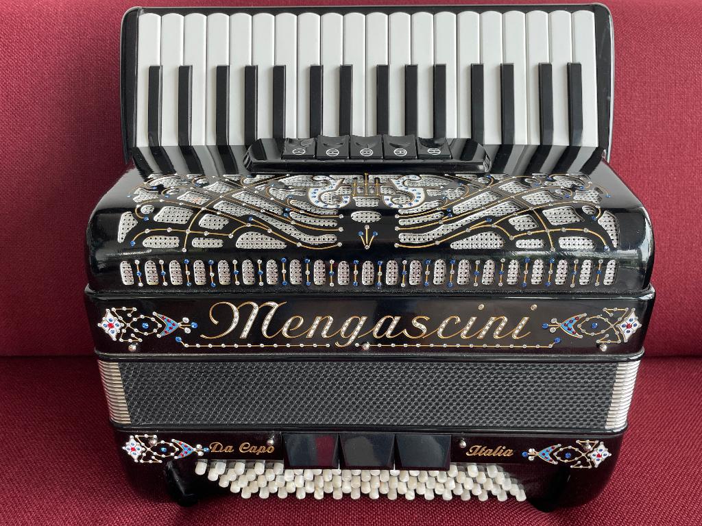 Z.g.a.n. kleine Mengascini accordeon.80 bas .3korig.Musette., Muziek en Instrumenten, Accordeons, 80-bas, Met koffer, Zo goed als nieuw