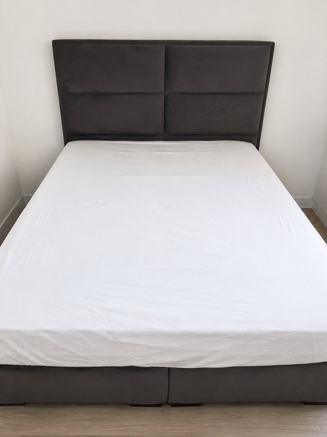tweepersoonsbed met stijlvolle grijze stoffen hoofdbord., Huis en Inrichting, Slaapkamer | Boxsprings, Ophalen, Zo goed als nieuw