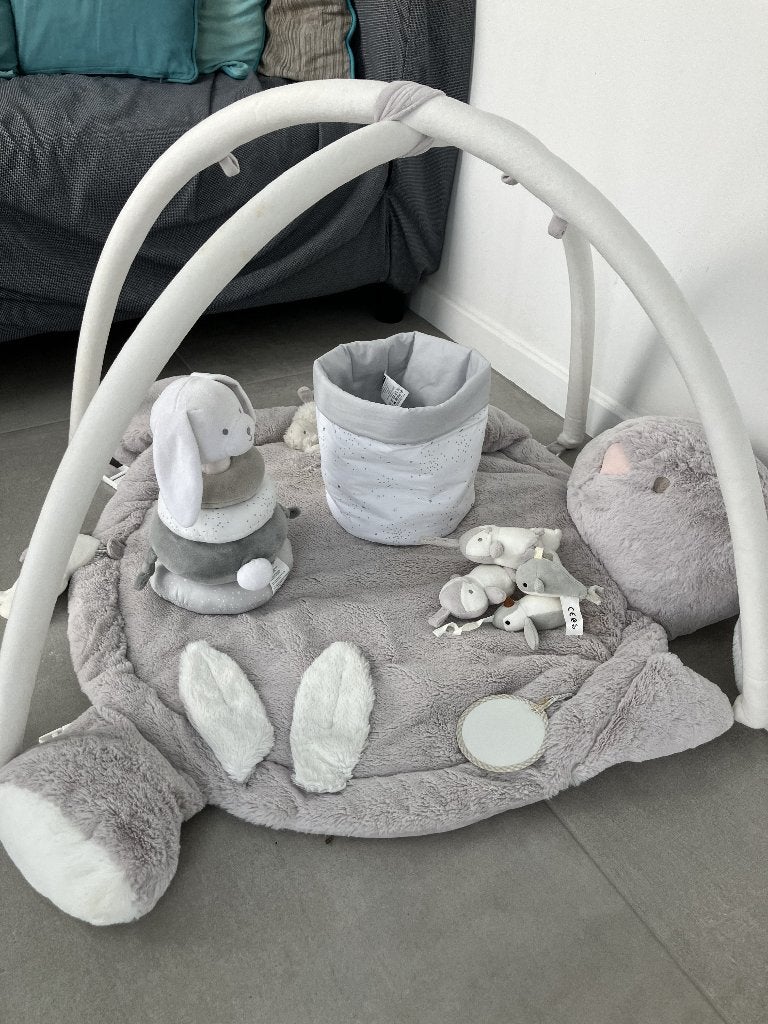 Babyspeelmat lichtgrijs konijn met veel extra's, Kinderen en Baby's, Ophalen, Zo goed als nieuw