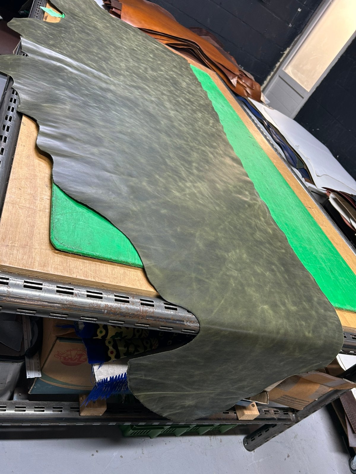 Soldaat groen camo halve huid 1.2 mm dikte iets stug A-100, Hobby en Vrije tijd, Ophalen of Verzenden