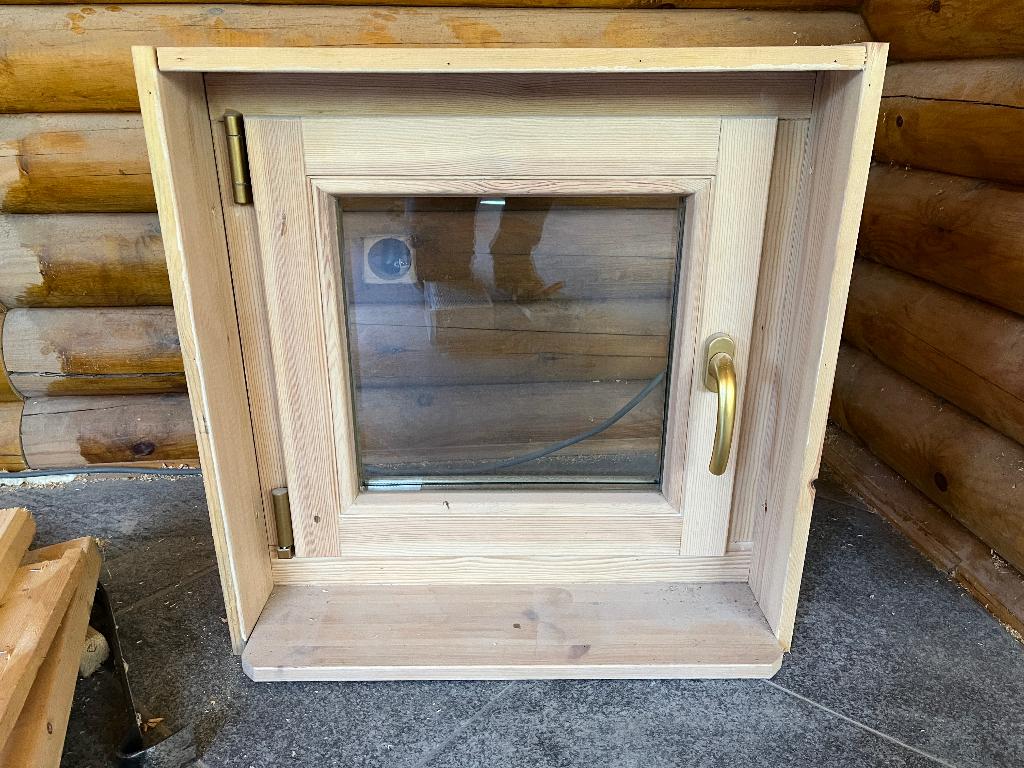 fenetre en bois 60x60, Comme neuf, Fenêtre de façade ou Vitre, Enlèvement, Moins de 80 cm