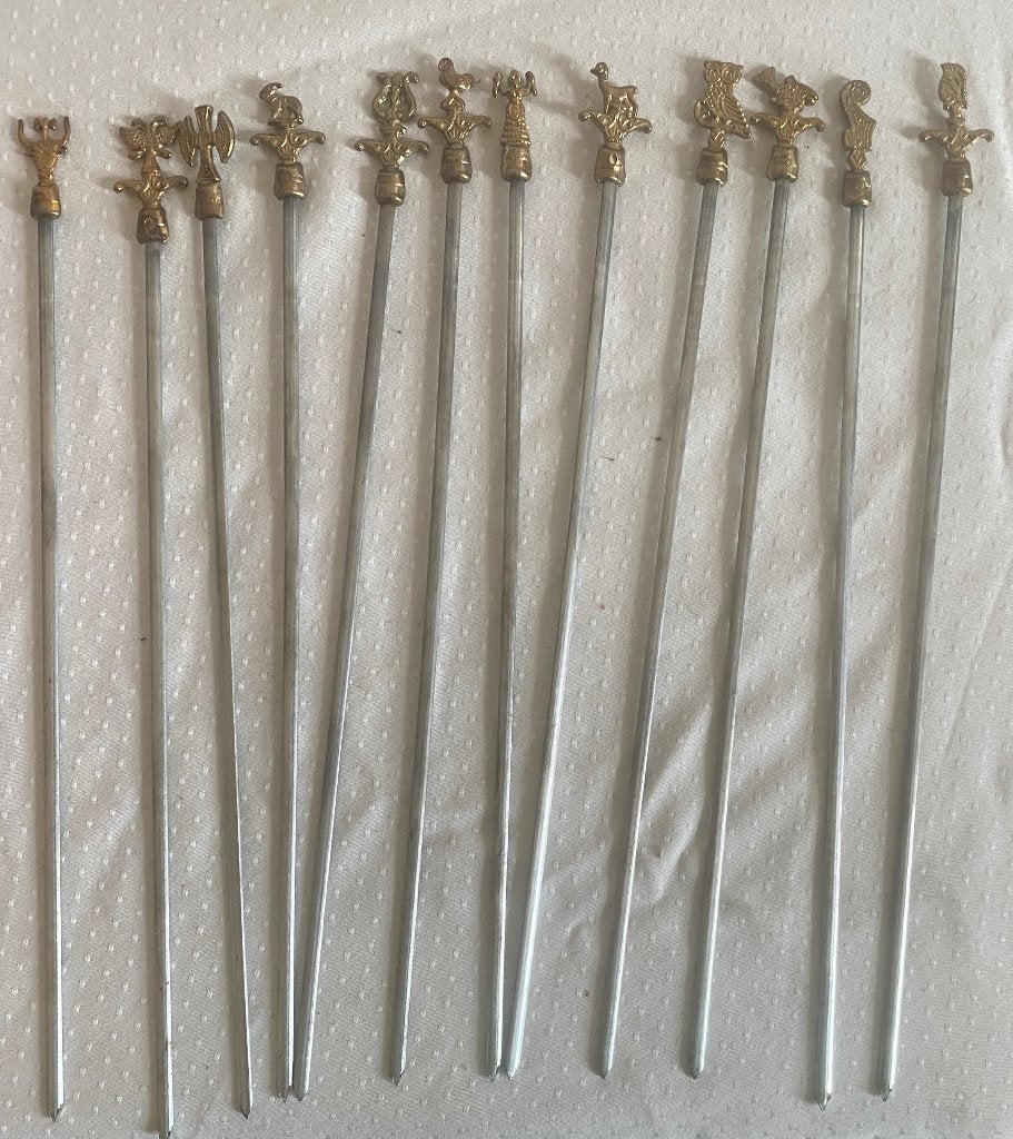 Lot 12 piques à brochettes vintage avec figurines en laiton, Tuin en Terras, Barbecue-accessoires, Ophalen, Zo goed als nieuw