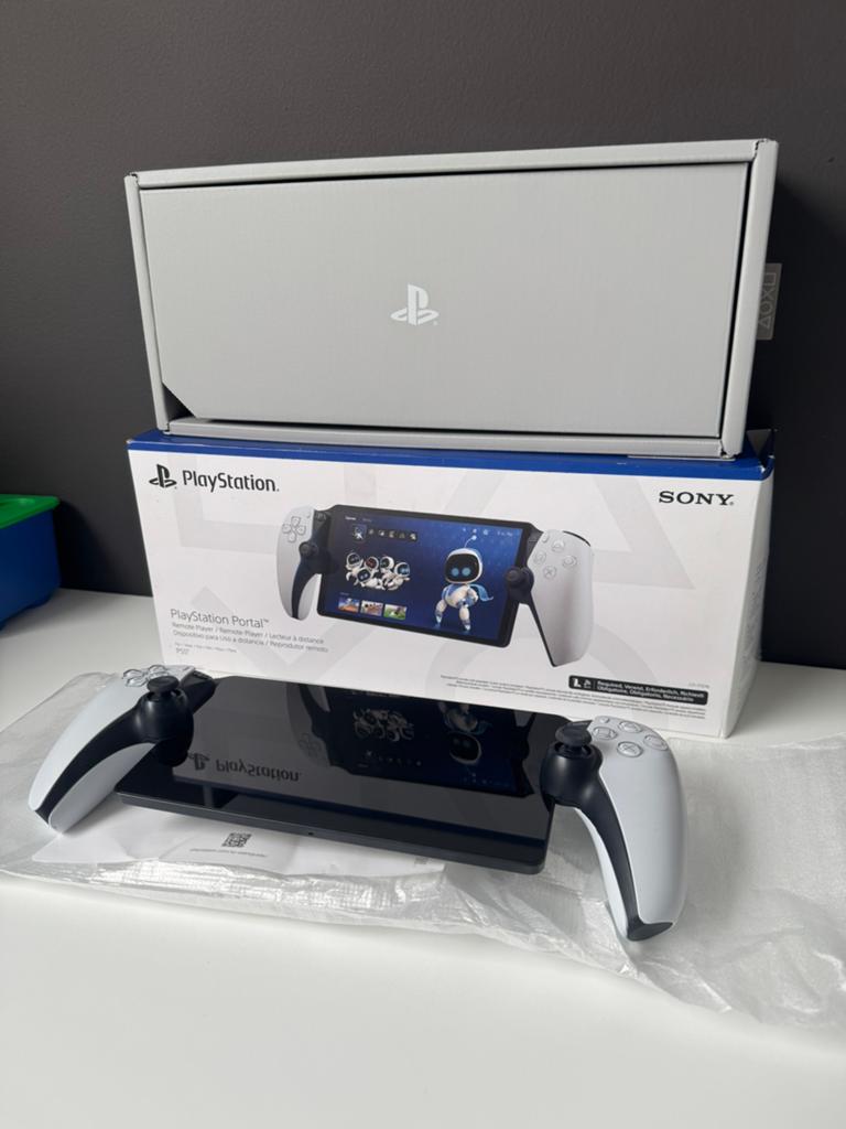 Playstation portal with in perfecte staat, Games en Spelcomputers, Spelcomputers | Sony Portables | Accessoires, Zo goed als nieuw