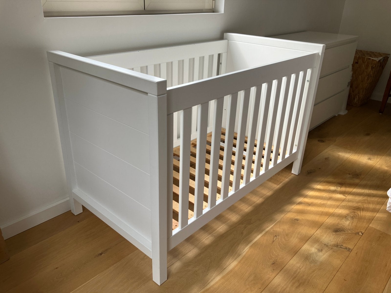 Degelijk wit houten babybed uit het land van ooit, Ophalen, Gebruikt, Ledikant