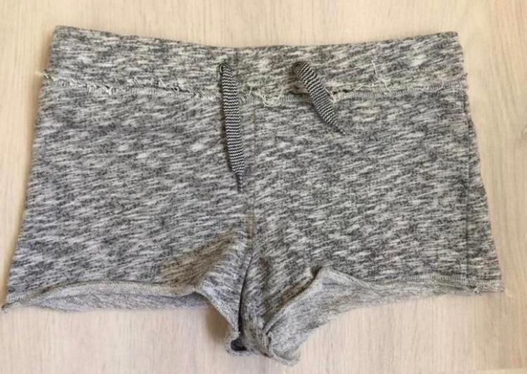 Korte short grijs gespikkeld mt 32 heel nette staat !!!!, Kleding | Dames, Broeken en Pantalons, Ophalen of Verzenden, Grijs