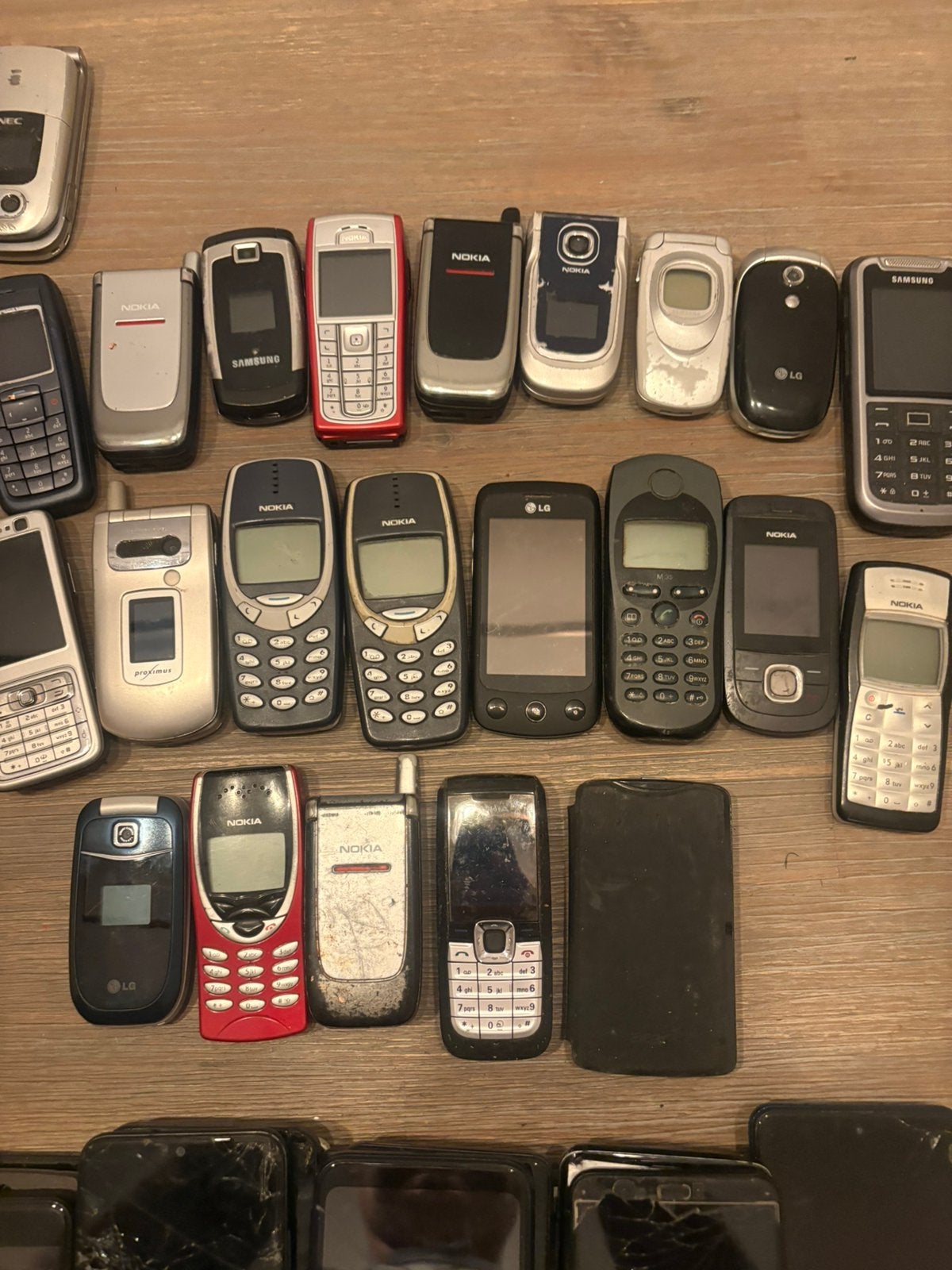 Lot oude telefoons: 51 stuks. Nokia, apple, samsung, Ophalen, Niet werkend