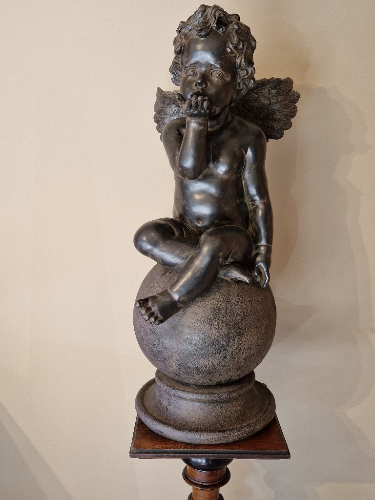 Sculptuur engel beeldje op wereldbol, Ophalen of Verzenden, Zo goed als nieuw, Overige typen