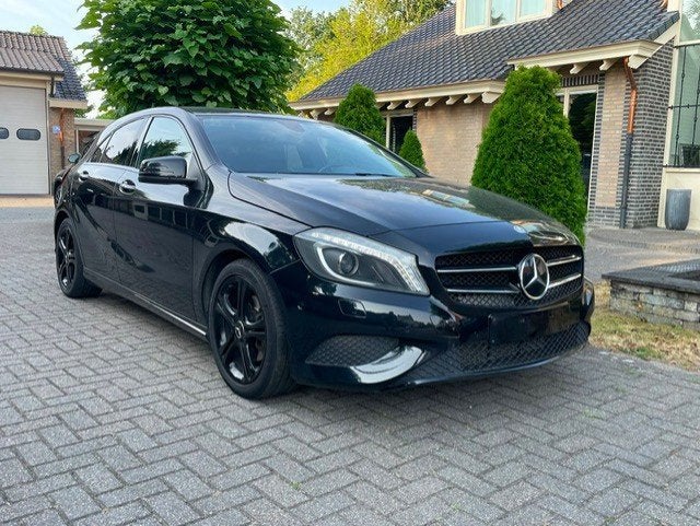 Mercedes-Benz A-klasse 200 URBAN NAVI PDC BI XENON, Auto's, Mercedes-Benz, Gebruikt, Leder en Stof, Zwart, 1595 cc