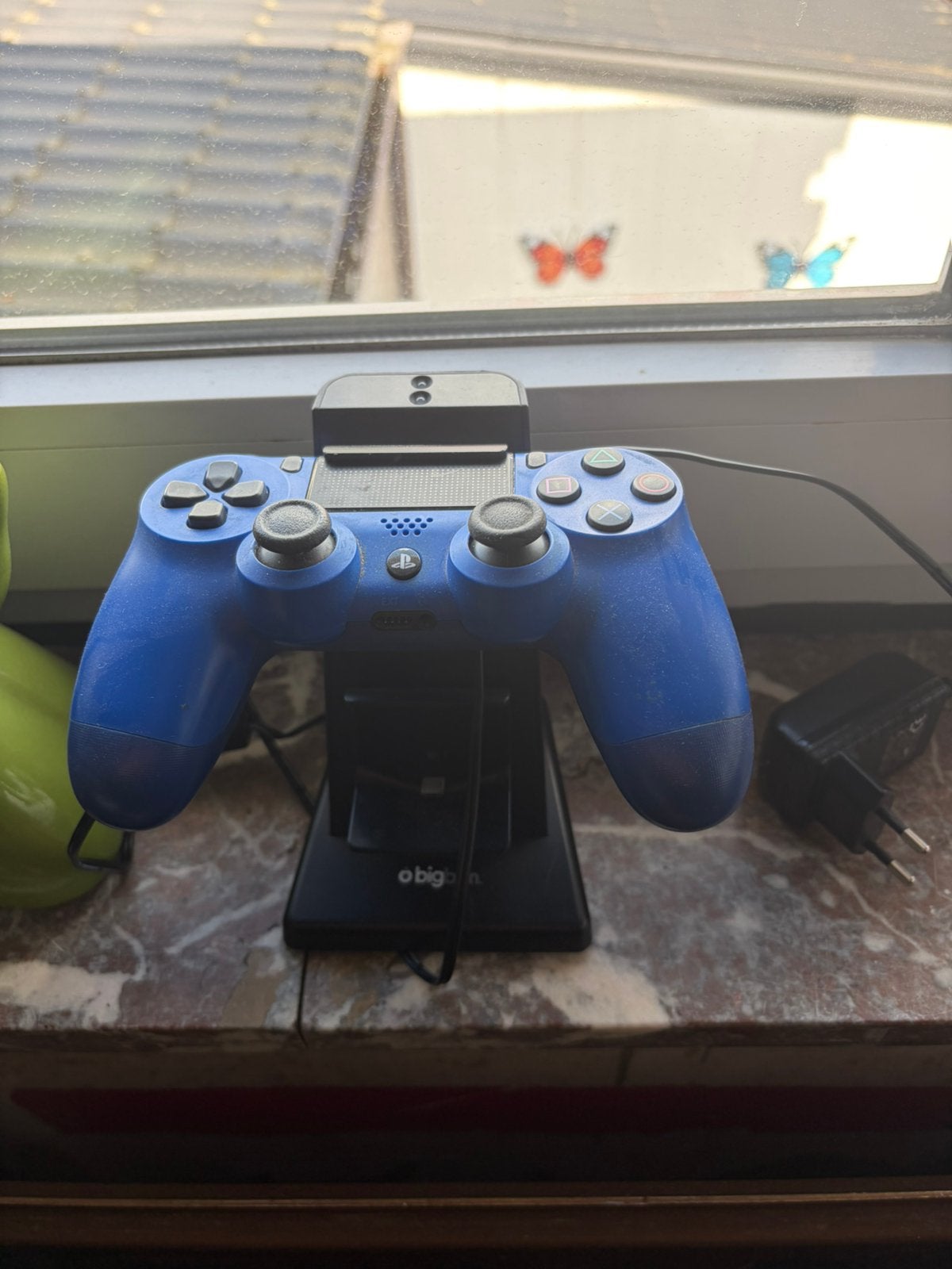 Console playstation 4 met oplaadhouder, Enlèvement, Comme neuf