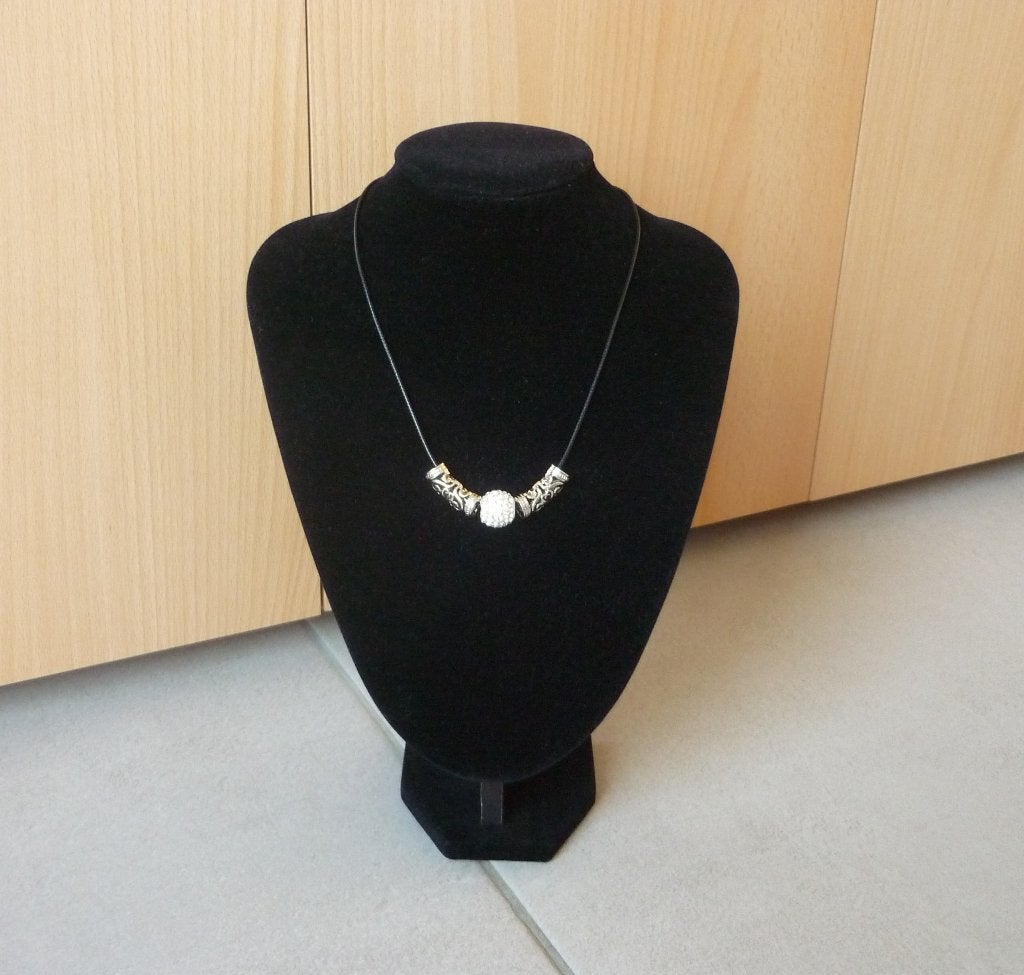 Zwarte touw ketting met witte strass bol hanger en kokers, Ophalen of Verzenden