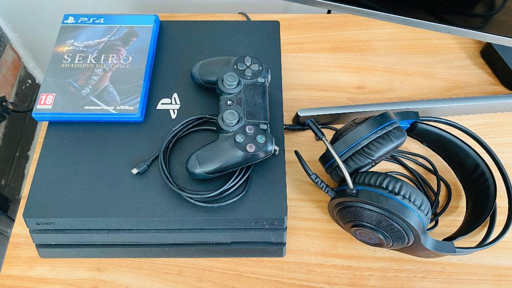 Playstation 4 Pro + Sekiro + Koptelefoon, Avec 1 manette, Avec jeux, Enlèvement, Utilisé