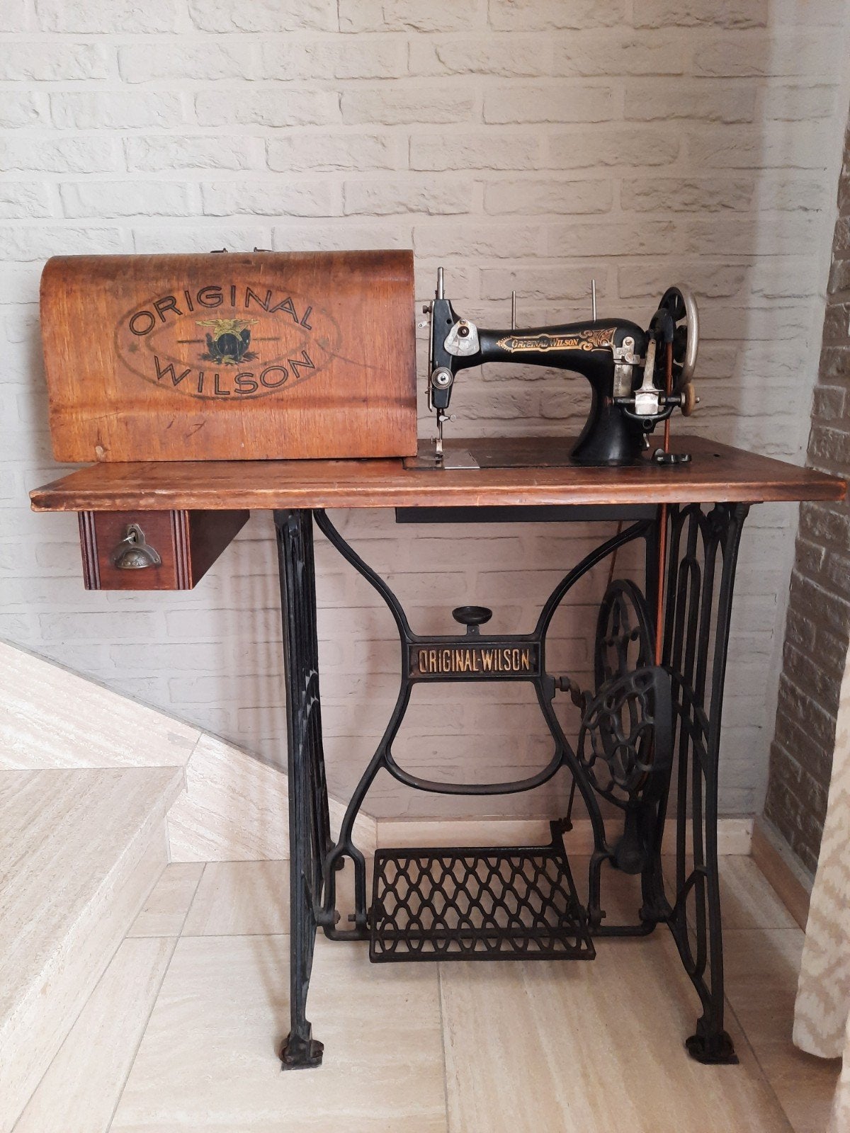 Original Wilson naaimachine op meubel, Antiek en Kunst, Antiek | Naaimachines, Ophalen