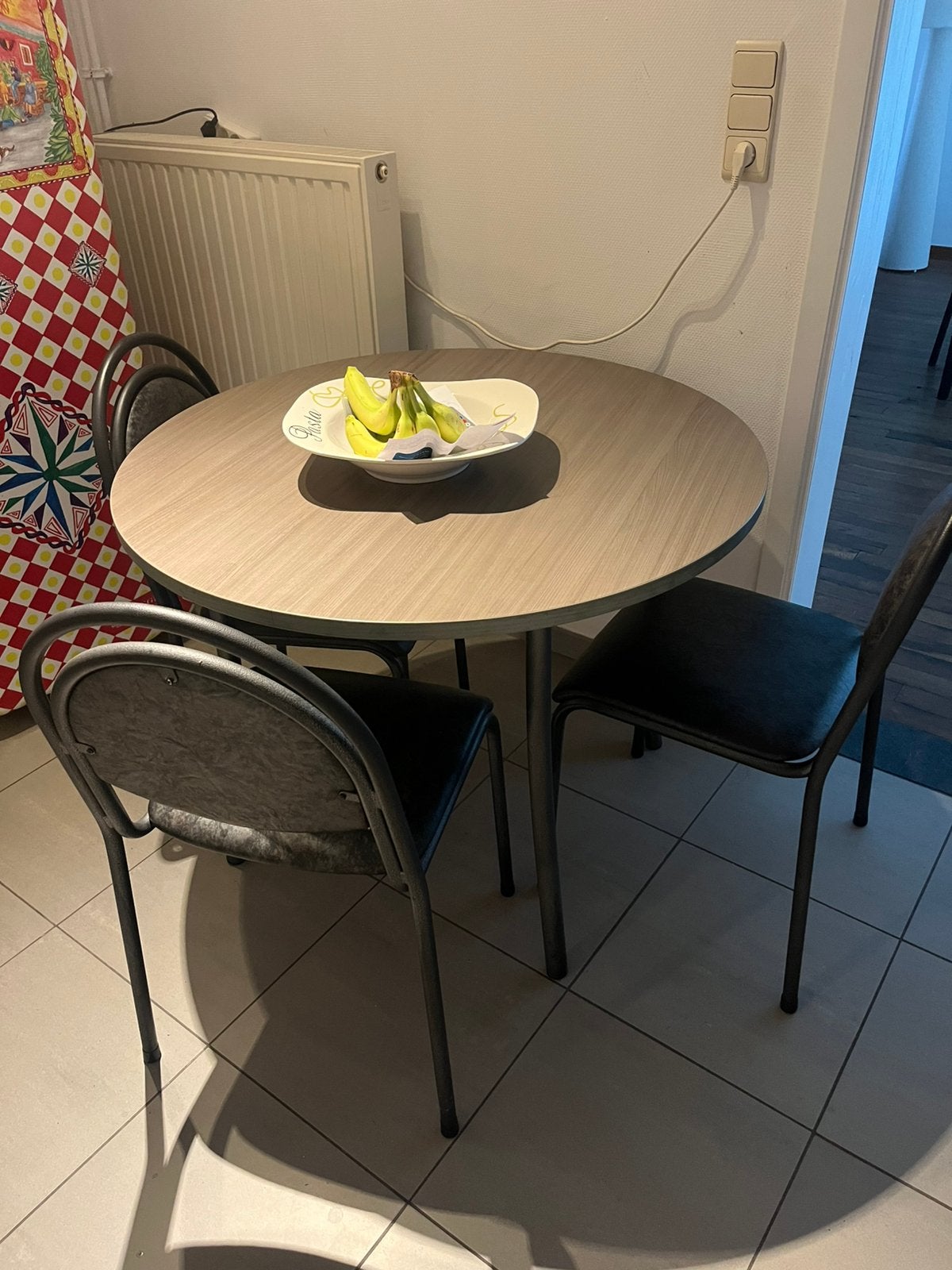 Ronde tafel met 4 stoelen perfecte staat, Tuin en Terras, Ophalen, Zo goed als nieuw