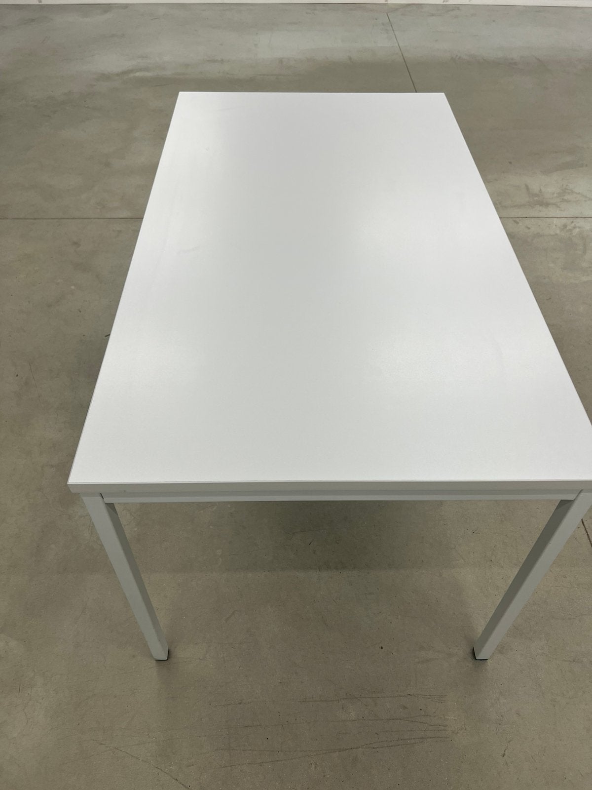 Manutan tafel, 140x80x75h, Autres lieux, Enlèvement, Utilisé, Table