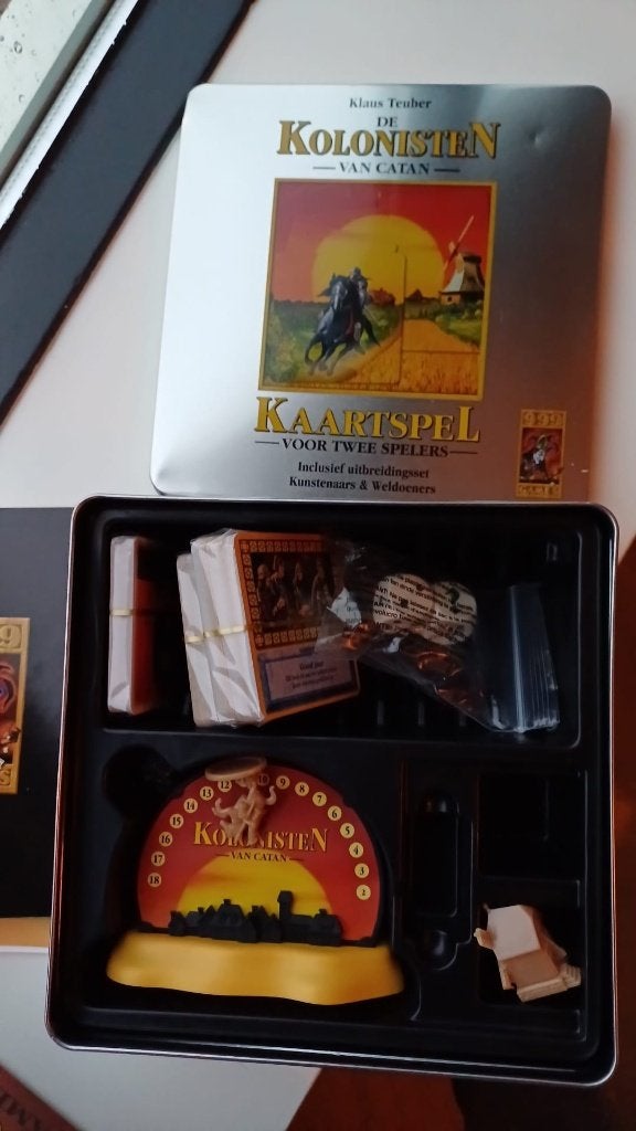 jeu de cartes forme sceau Settlers Catan Artists  Benefactor, Hobby & Loisirs créatifs, Jeux de société | Jeux de cartes, Neuf