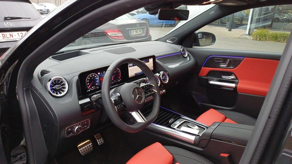 Mercedes-Benz GLA 250 4MATIC AMG Line + LEDER + BURMESTER +, Auto's, Zwart, 2000 kg, Zwart, Bedrijf