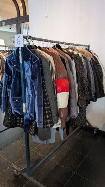 1 lot de vêtements  veste tout pour 150€
