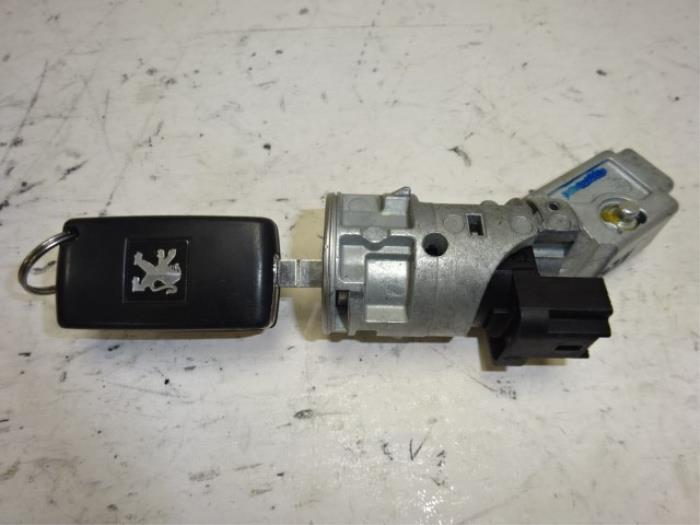 Serrure de contact + clé d'un Peugeot 407, Autos : Pièces & Accessoires, Autres pièces automobiles, Peugeot, Utilisé, 3 mois de garantie